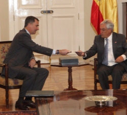 Su Alteza Real el Príncipe de Asturias durante su encuentro con el Presidente de Chile, Sebastián Piñera, le hace entrega una carta con un saludo de S